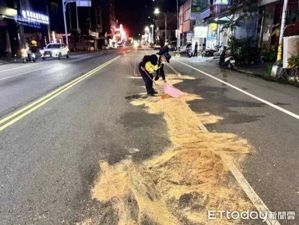 ▲東港警方處理台17線林邊段油漬路面。（圖／記者陳崑福翻攝）