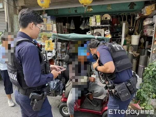 ▲東港警方助張姓老翁平安返家。（圖／記者陳崑福翻攝）