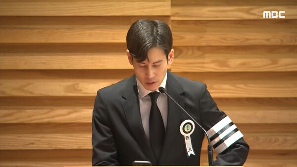 ▲▼安聖基兒子哽咽唸出父親寫的信。（圖／翻攝自MBC YouTube）