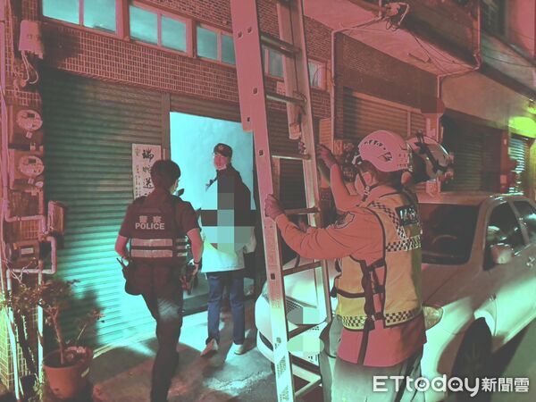 ▲枋寮警、消即時破門救援失聯男。（圖／記者陳崑福翻攝）