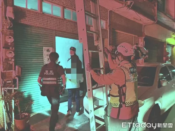 ▲枋寮警、消即時破門救援失聯男。（圖／記者陳崑福翻攝）
