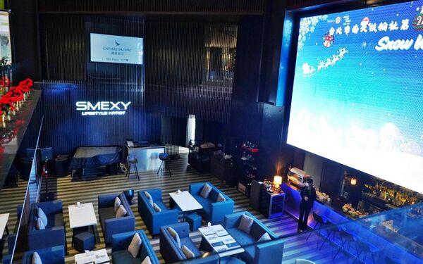 ▲▼台北松山區「SMEXY音樂餐廳」，現場Live Band駐唱，擁有250坪五星級包場空間，提供浪漫歐式料理的音樂餐酒館。（圖／部落客Mika提供）