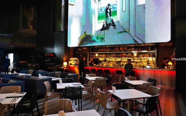 ▲▼台北松山區「SMEXY音樂餐廳」，現場Live Band駐唱，擁有250坪五星級包場空間，提供浪漫歐式料理的音樂餐酒館。（圖／部落客Mika提供）