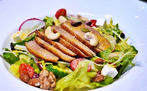 ▲▼台北松山區「SMEXY音樂餐廳」，現場Live Band駐唱，擁有250坪五星級包場空間，提供浪漫歐式料理的音樂餐酒館。（圖／部落客Mika提供）