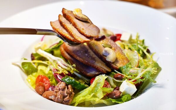 ▲▼台北松山區「SMEXY音樂餐廳」，現場Live Band駐唱，擁有250坪五星級包場空間，提供浪漫歐式料理的音樂餐酒館。（圖／部落客Mika提供）