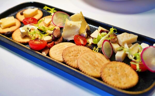 ▲▼台北松山區「SMEXY音樂餐廳」，現場Live Band駐唱，擁有250坪五星級包場空間，提供浪漫歐式料理的音樂餐酒館。（圖／部落客Mika提供）