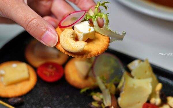 ▲▼台北松山區「SMEXY音樂餐廳」，現場Live Band駐唱，擁有250坪五星級包場空間，提供浪漫歐式料理的音樂餐酒館。（圖／部落客Mika提供）