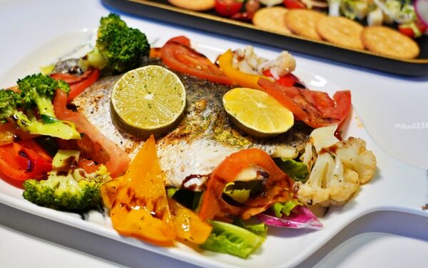 ▲▼台北松山區「SMEXY音樂餐廳」，現場Live Band駐唱，擁有250坪五星級包場空間，提供浪漫歐式料理的音樂餐酒館。（圖／部落客Mika提供）