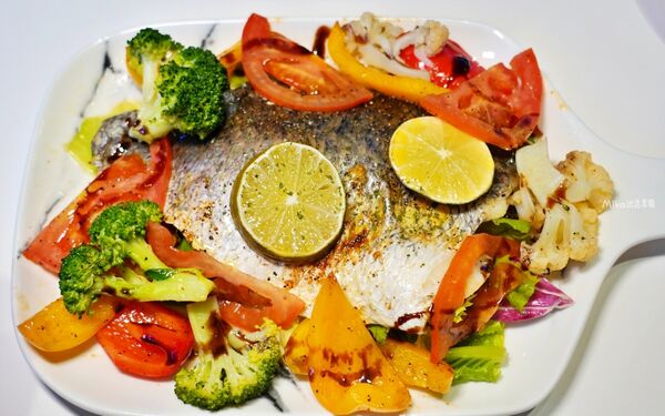 ▲▼台北松山區「SMEXY音樂餐廳」，現場Live Band駐唱，擁有250坪五星級包場空間，提供浪漫歐式料理的音樂餐酒館。（圖／部落客Mika提供）