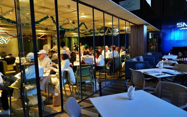 ▲▼台北松山區「SMEXY音樂餐廳」，現場Live Band駐唱，擁有250坪五星級包場空間，提供浪漫歐式料理的音樂餐酒館。（圖／部落客Mika提供）