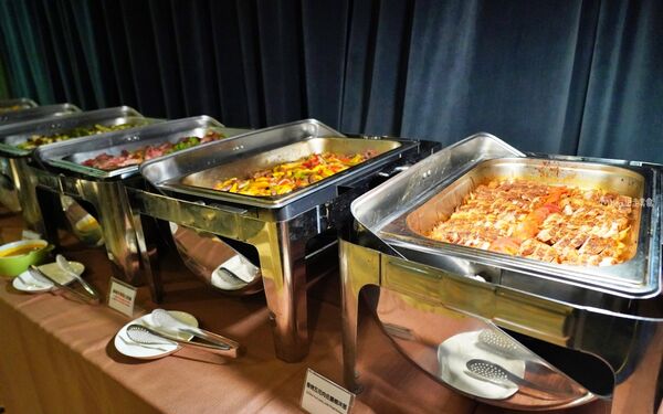 ▲▼台北松山區「SMEXY音樂餐廳」，現場Live Band駐唱，擁有250坪五星級包場空間，提供浪漫歐式料理的音樂餐酒館。（圖／部落客Mika提供）