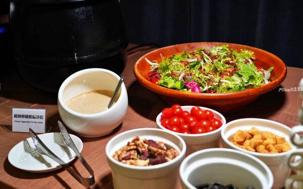 ▲▼台北松山區「SMEXY音樂餐廳」，現場Live Band駐唱，擁有250坪五星級包場空間，提供浪漫歐式料理的音樂餐酒館。（圖／部落客Mika提供）