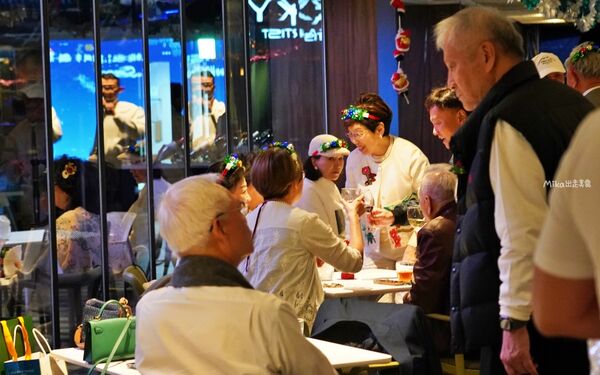 ▲▼台北松山區「SMEXY音樂餐廳」，現場Live Band駐唱，擁有250坪五星級包場空間，提供浪漫歐式料理的音樂餐酒館。（圖／部落客Mika提供）