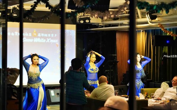 ▲▼台北松山區「SMEXY音樂餐廳」，現場Live Band駐唱，擁有250坪五星級包場空間，提供浪漫歐式料理的音樂餐酒館。（圖／部落客Mika提供）