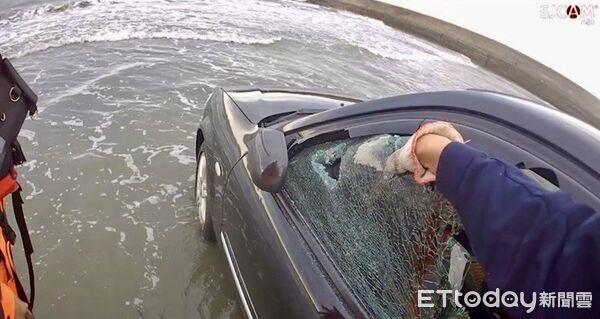 ▲轎車停放漁港水泥地快遭漲潮海水淹沒，警方破窗用大型農機救車。（圖／記者楊永盛翻攝）