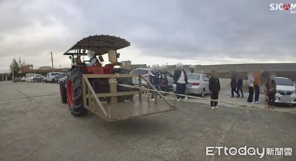 ▲轎車停放漁港水泥地快遭漲潮海水淹沒，警方破窗用大型農機救車。（圖／記者楊永盛翻攝）