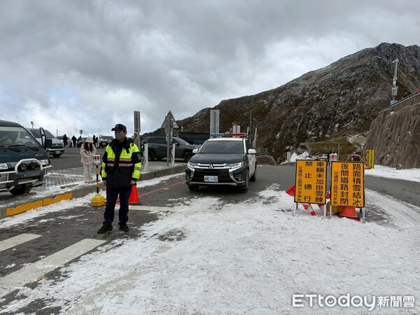 ▲合歡山武嶺地區今天因積雪及部分道路結冰，警方依現場天候狀況，啟動雪季交通疏導及安全維護勤務。（圖／記者高堂堯翻攝）