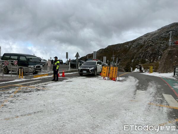 ▲合歡山武嶺地區今天因積雪及部分道路結冰，警方依現場天候狀況，啟動雪季交通疏導及安全維護勤務。（圖／記者高堂堯翻攝）