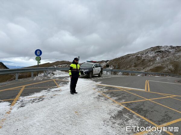 ▲合歡山武嶺地區今天因積雪及部分道路結冰，警方依現場天候狀況，啟動雪季交通疏導及安全維護勤務。（圖／記者高堂堯翻攝，下同）