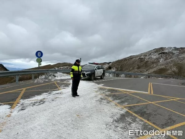 ▲合歡山武嶺地區今天因積雪及部分道路結冰，警方依現場天候狀況，啟動雪季交通疏導及安全維護勤務。（圖／記者高堂堯翻攝，下同）