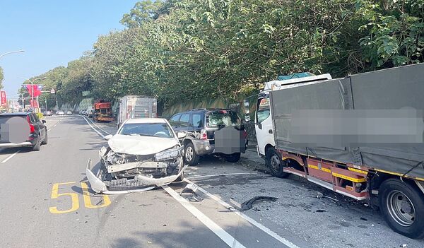 ▲桃園市陳姓男子今天駕駛白色轎車行經龜山區振興路，過彎時失控撞分隔島再撞上外側路旁貨車與休旅車，現場一片狼藉。（圖／龜山警方提供）
