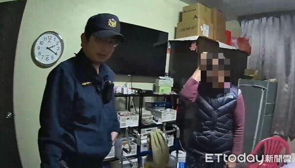 ▲里港警方救助林男起身。（圖／記者陳崑福翻攝）