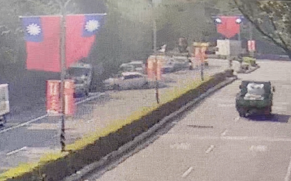 ▲桃園市陳姓男子今天上午駕駛白色豐田轎車行經龜山區振興路，過彎時失控撞分隔島再撞上外側路旁貨車與休旅車，圖為撞擊前瞬間監視畫面。（圖／龜山警方提供）