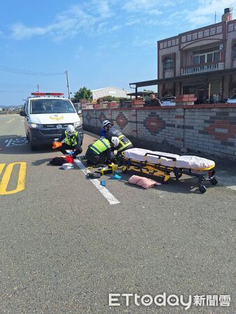 ▲苗栗縣苑裡鎮79歲老嫗自摔排水溝，搶救後宣告不治，警方不排除天冷誘發心血管疾病。（圖／記者楊永盛翻攝）