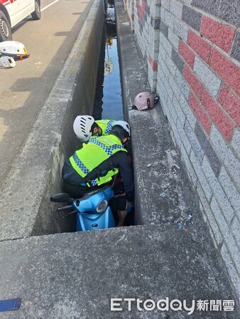 ▲苗栗縣苑裡鎮79歲老嫗自摔排水溝，搶救後宣告不治，警方不排除天冷誘發心血管疾病。（圖／記者楊永盛翻攝）