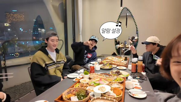 ▲▼IU、李鐘碩新年低調放閃！情侶同款被挖出　粉絲暴動：嗑到了。（圖／翻攝自柳惠英YouTube）