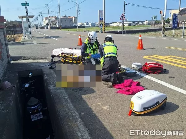 ▲苗栗縣苑裡鎮79歲老嫗自摔排水溝，搶救後宣告不治，警方不排除天冷誘發心血管疾病。（圖／記者楊永盛翻攝）