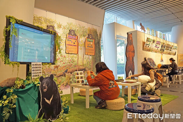 ▲民眾透過特展內容及互動遊戲與臺灣黑熊產生連結。（圖／玉山國家公園管理處提供，下同）