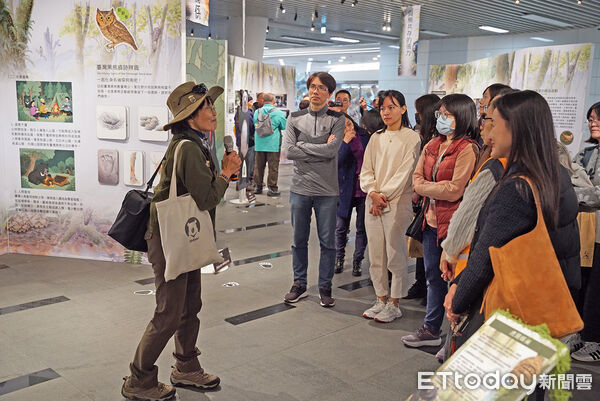 ▲特展現場解說員帶領民眾走進臺灣黑熊世界。（圖／玉山國家公園管理處提供）