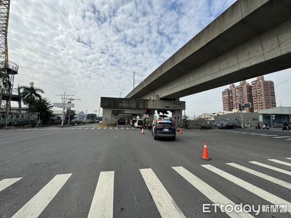 ▲▼高雄死亡車禍！小貨車搶快闖紅燈　35歲騎士遭撞送醫不治。（圖／記者賴文萱翻攝）