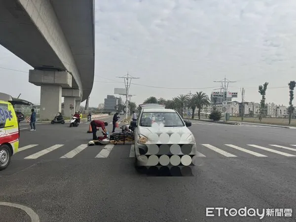 ▲▼高雄死亡車禍！小貨車搶快闖紅燈　35歲騎士遭撞送醫不治。（圖／記者賴文萱翻攝）