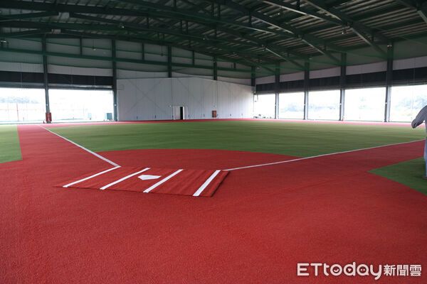 ▲皇鷹學院媒體導覽，大型室內內野練習場 。（圖／記者黃克翔攝）