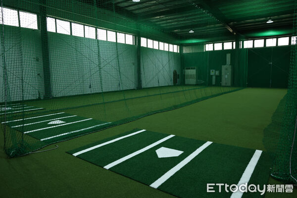 ▲皇鷹學院媒體導覽，台鋼雄鷹基地室內打擊場 。（圖／記者黃克翔攝）