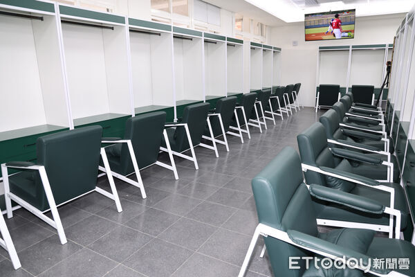 ▲皇鷹學院媒體導覽，考量到一、二軍併行的運作需求，教練室與休息區的動線規劃也極其周密 。（圖／記者黃克翔攝）