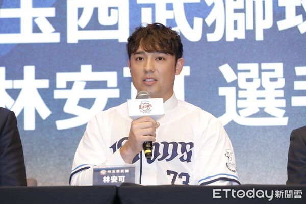▲▼   林安可加盟記者會，總教練林岳平，西武球團社長奧武剛，以及統一獅領隊林岳平          。（圖／記者王真魚攝）