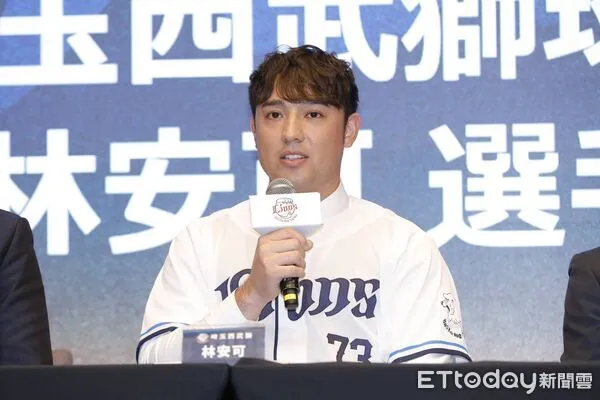 ▲▼   林安可加盟記者會，總教練林岳平，西武球團社長奧武剛，以及統一獅領隊林岳平          。（圖／記者王真魚攝）