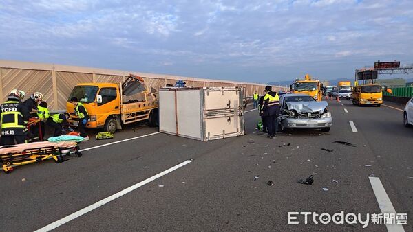 ▲▼國4神岡段3車追撞，小貨車翻覆，3人送醫。（圖／民眾提供，下同）