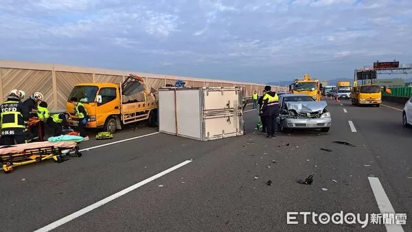 ▲▼國4神岡段3車追撞，小貨車翻覆，3人送醫。（圖／民眾提供，下同）
