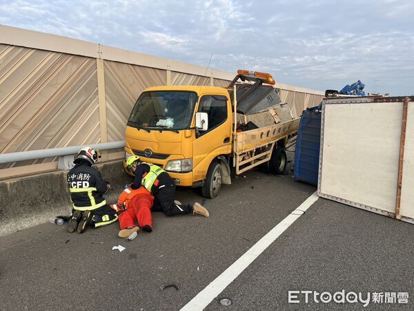 ▲▼國4神岡段3車追撞，小貨車翻覆，3人送醫。（圖／民眾提供，下同）