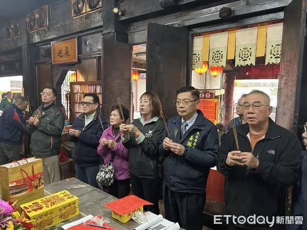 ▲全台首邑縣城隍廟傳出法器文物遭破壞，民政局長姜淋煌代表市長黃偉哲到場關心受損情形。（記者林東良翻攝，下同）