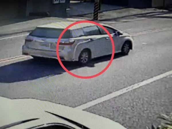 ▲彰化一輛休旅車上有一條管線引發眾議。（圖／民眾提供）