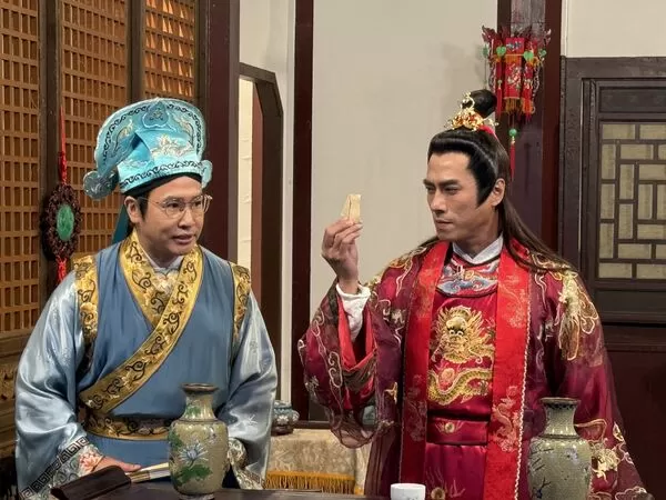 ▲「瓜瓜夜總會」邀請王中平(左1)、張文綺(右起)、安苡葳、曹雅雯、黃鐙輝、LuxyGirls(前排)同台演出，齊聚重現經典歌曲。（圖／華視提供）