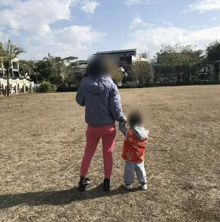 ▲單親媽帶著美籍3歲女兒回台居留成問題。（圖／媽媽提供）