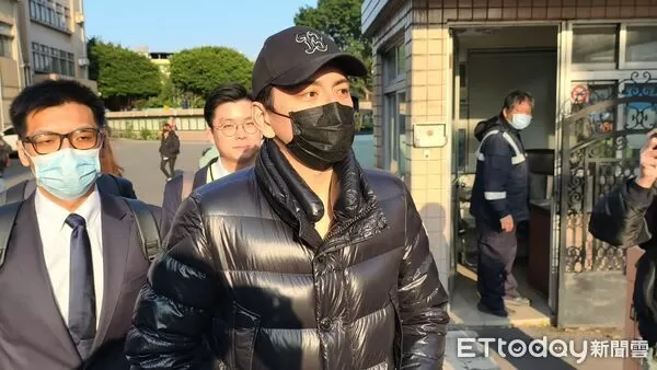 ▲▼藝人王大陸和女友闕沐軒涉犯《個人資料保護法》，今（9日）到新北地院出庭以證人身分應訊。（圖／記者黃哲民攝）