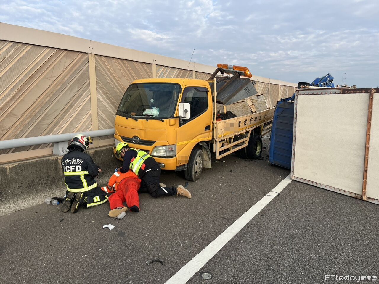 國4神岡段小貨車追撞工程車「側翻躺車道」 現場畫面曝光
