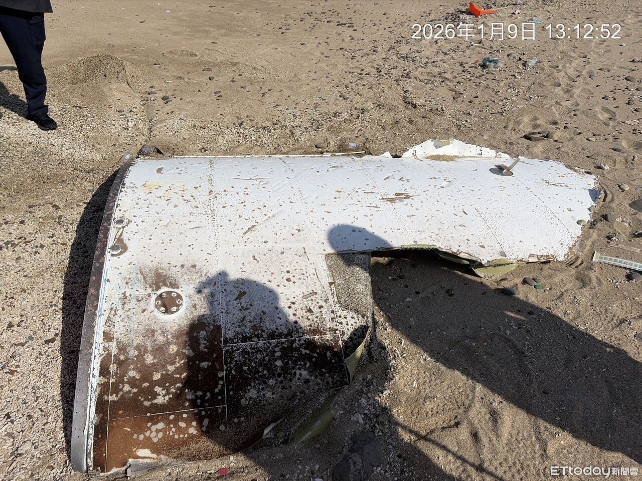 澎湖小門嶼沙灘驚見飛機碎片 初步研判非失事F-16戰機殘骸
